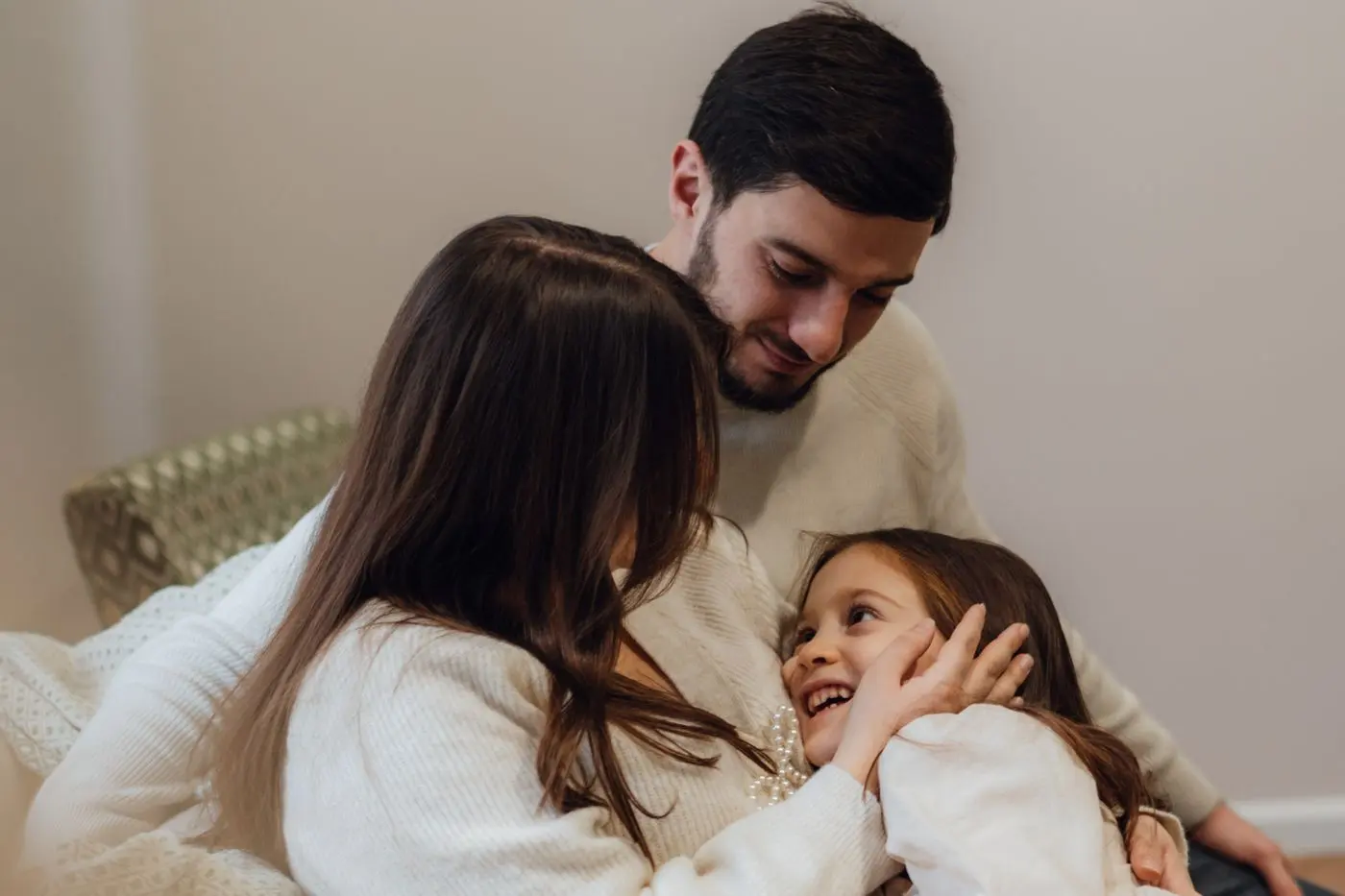 Une famille réunie dans son logement — illustration.